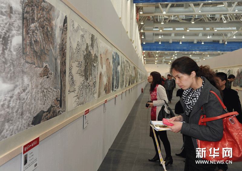 4月21日,观众在欣赏国画长卷《锦绣河山》。 4月21日,观众在欣赏国画长卷《锦绣河山》。